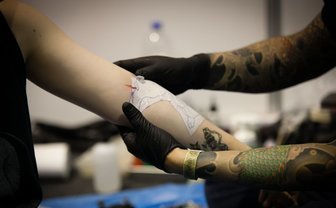 彫り師に学ぶ“絵描き“の海外戦略